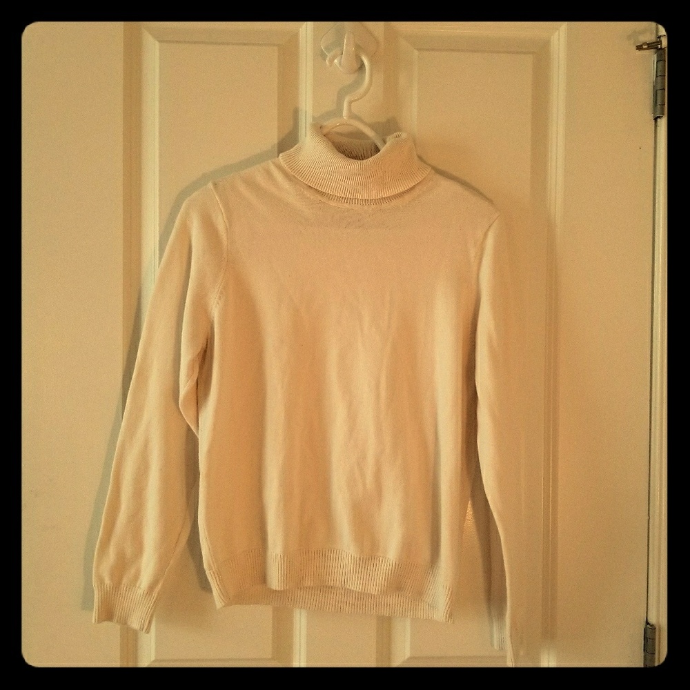 Off-white turtleneck long-sleeved sweater